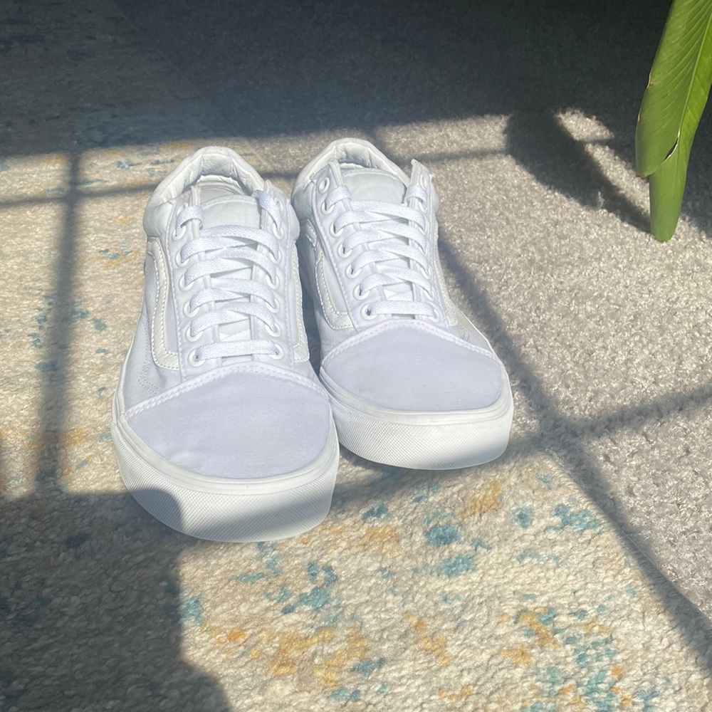 Men’s 9.5 women’s 11 white vans